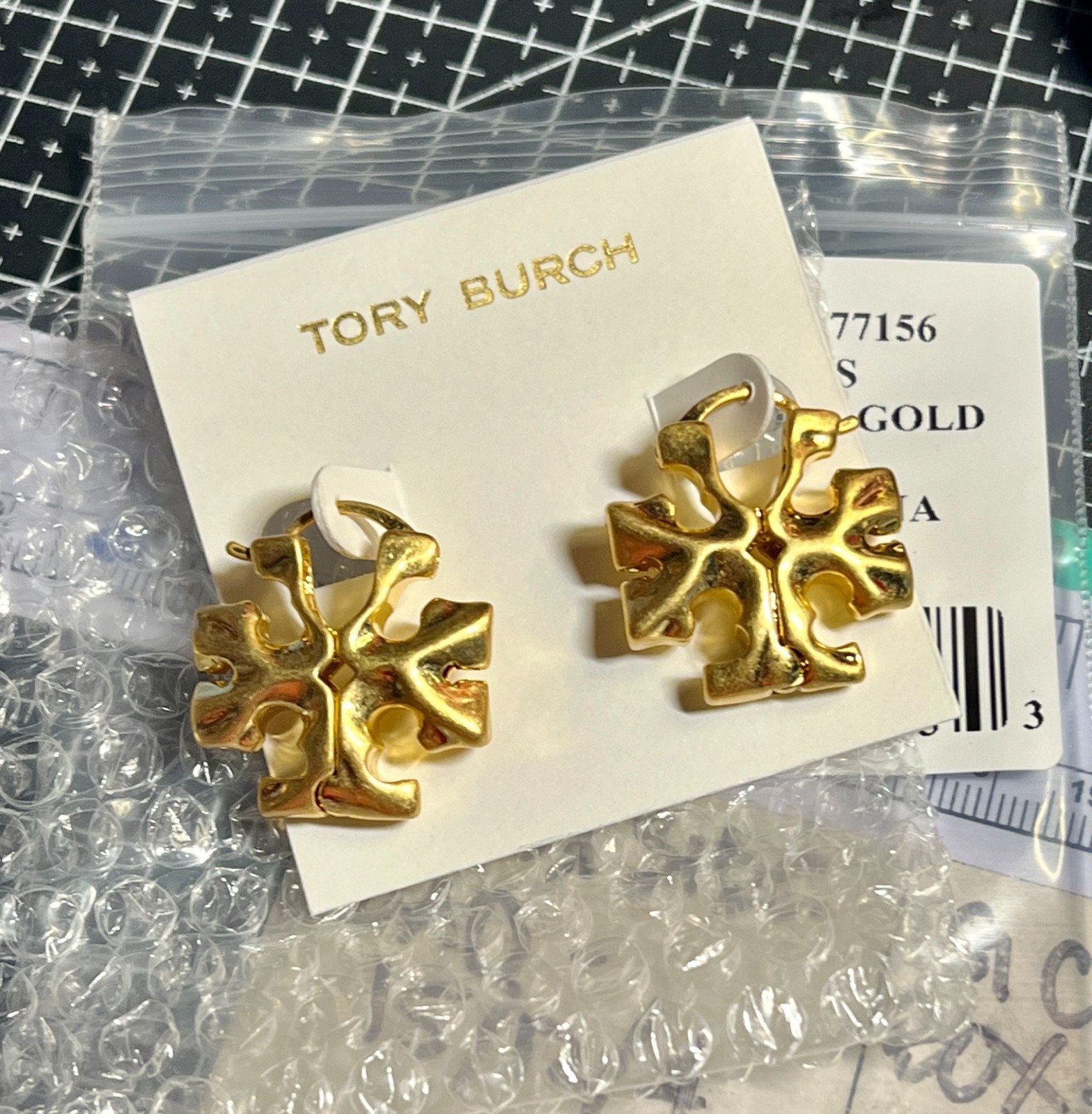 TORY BURCH GOLD ROXANNE HIDDEN LOGO HOOP EARRINGS thumbnail 4