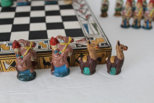 Juego de Ajedrez Pintado a Mano Inca Peruano con Caja de Tablero Decorativo de Madera Plegable - Imagen 14 de 22