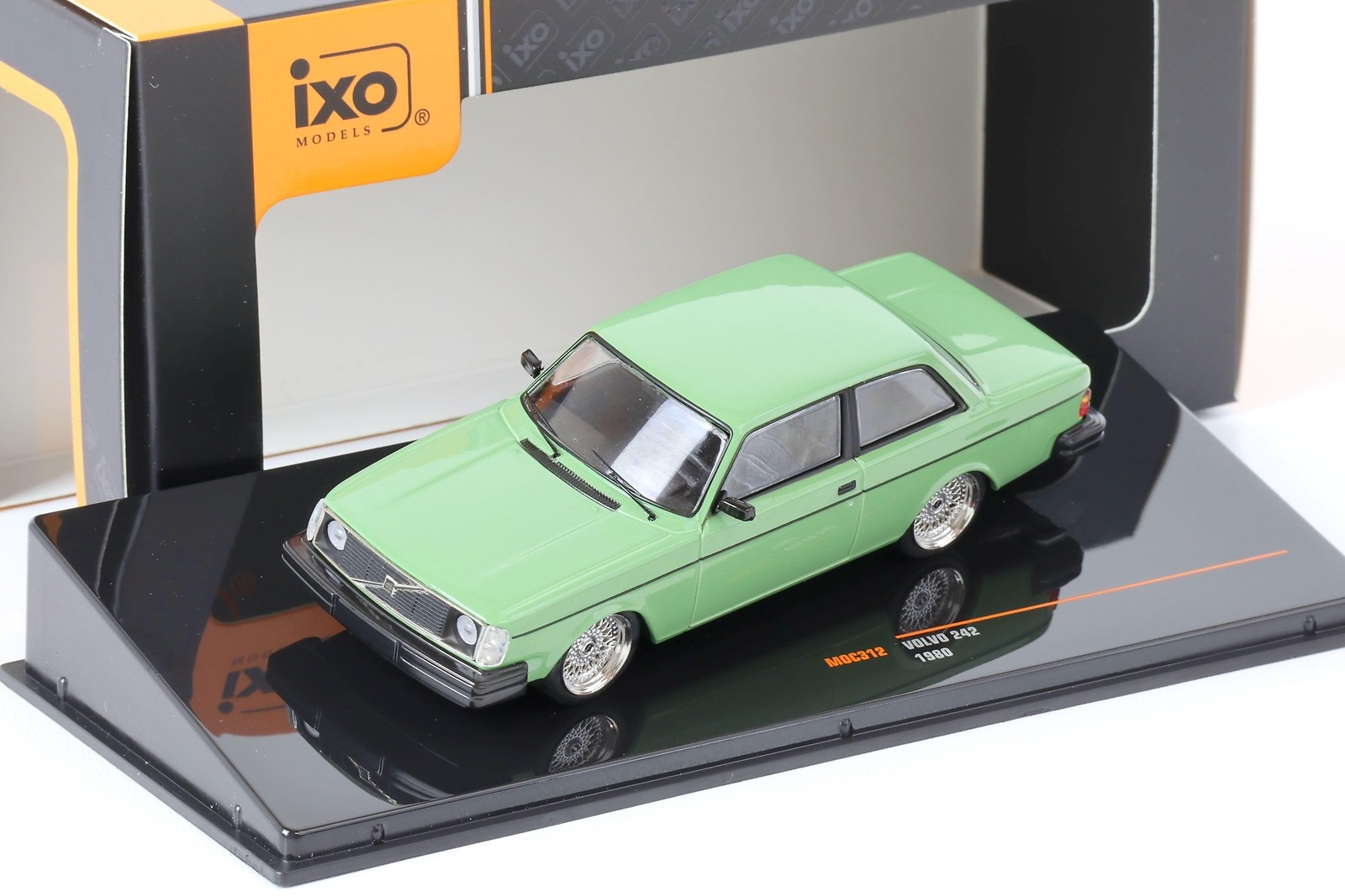 1:43 IXO Volvo 242 Custom Green 1980