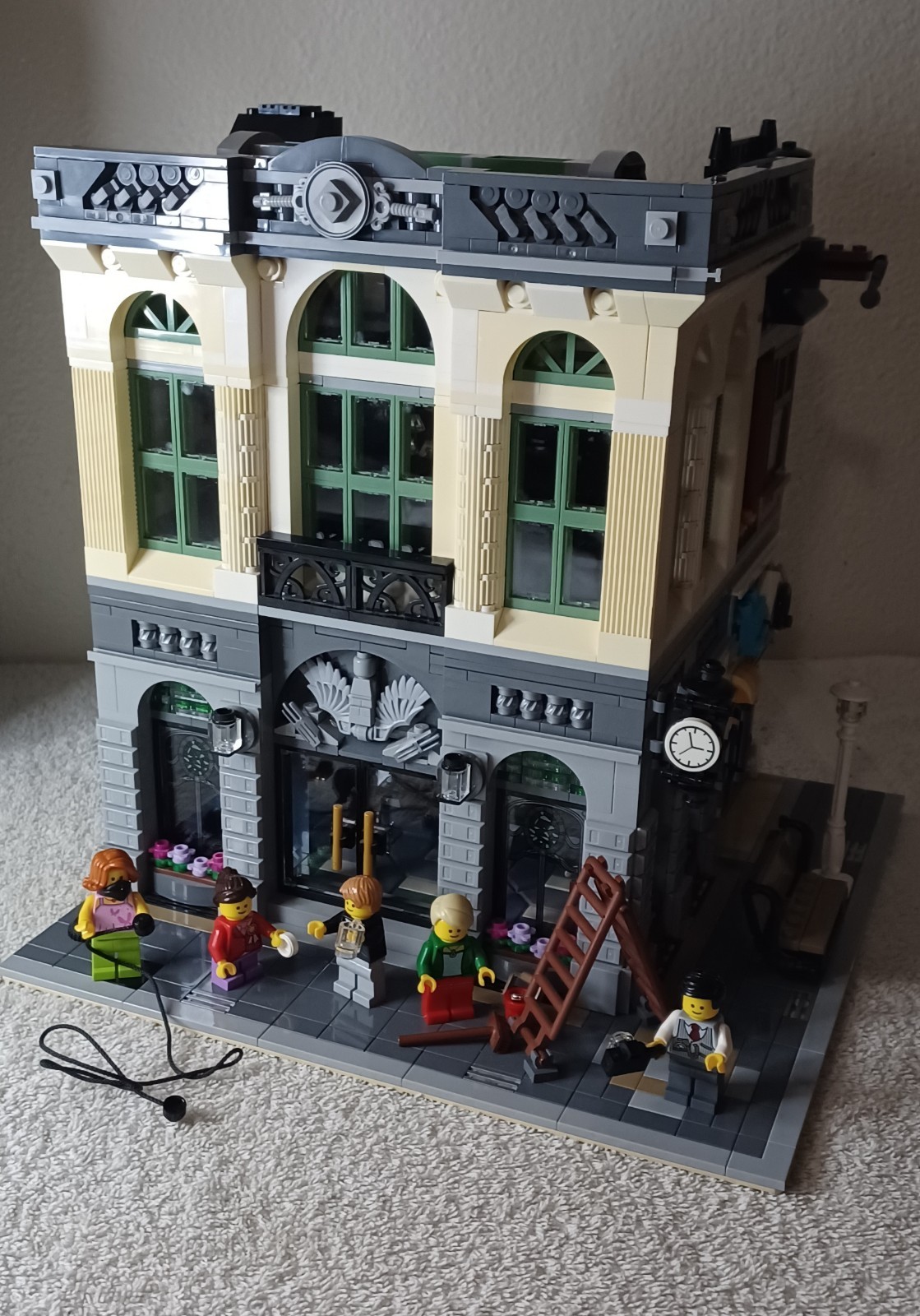 Lego Creator Expert Brick Bank 10251 (No box, no instructions) with All Minifigs