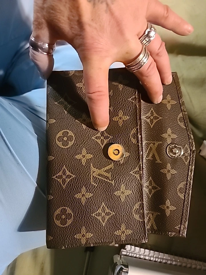 Cartera/chequera triple pliegue LOUIS VUITTON circa 1983 con escondite de monedas en la parte posterior Foto 2 de 4