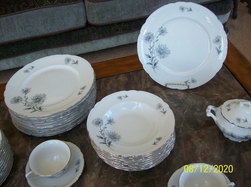 Royal Jackson Vintage Fine China Wild Flower Pattern Grouping Of 64 Pieces - Picture 4 of 9