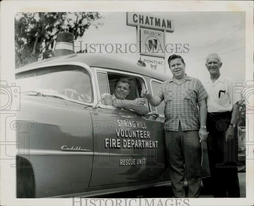 1969 Press Photo Men gathered around Spring Hill Volunteer Fire Department car
