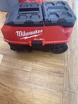 Milwaukee 0888-20 M18 FUEL 18V 9 Gallon Dual Battery Dust Extractor - Bare Tool