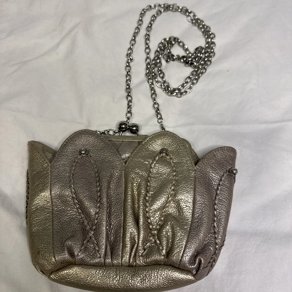 Mini Bolso Brighton Tulipán Pétalos Cuero Dorado Bloqueo de Beso con Correa de Cadena 5 H x 7.5 L Foto 3 de 4