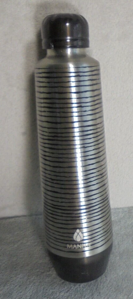 Botella de agua de acero inoxidable Manna Moda Stripes 21435-WEB de 18 oz negra plateada Foto 2 de 4