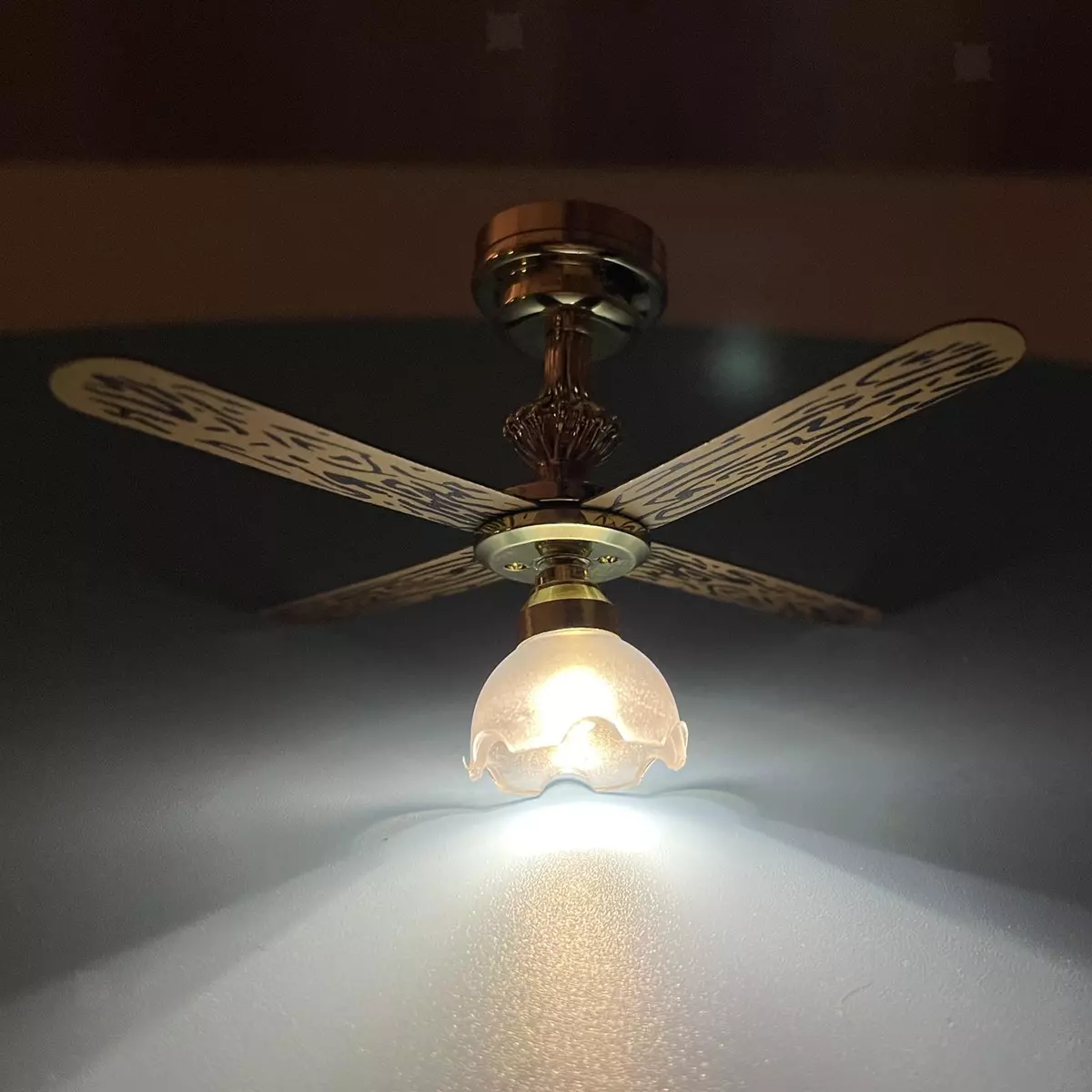 Battery clearance ceiling lamp