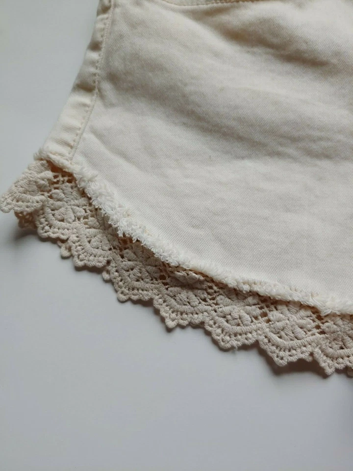 Pantalones Cortos de Denim Love Fire Talla 0 Para Mujer Crochet Encaje Borde Botón Mosca Elastizado Crema Foto 4 de 4