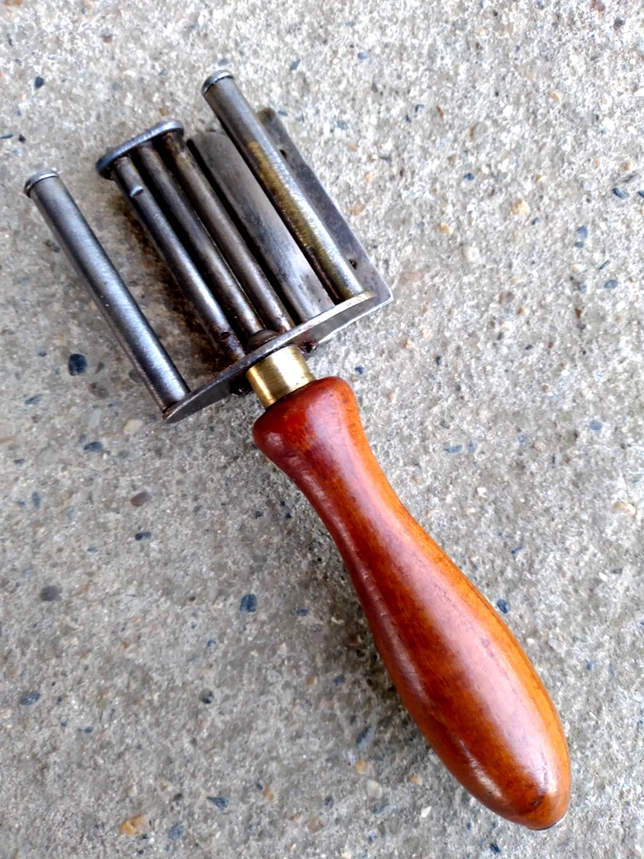 ANCIEN PORTE LAMES AIGUISEUR DE LAMES DE RASOIR - OUTIL DE BARBIER COIFFEUR - - Photo 2/4