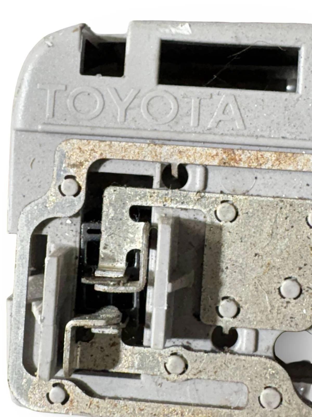Toyota moulding and metal contact detail