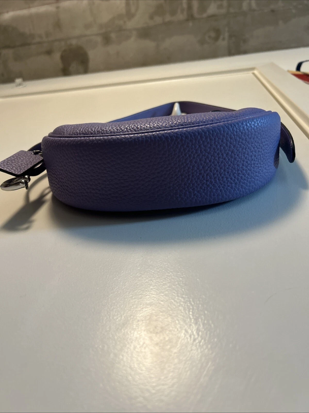 Coach Borsa a tracolla Luna in pelle di ciottoli mezzaluna viola chiaro ferramenta argento