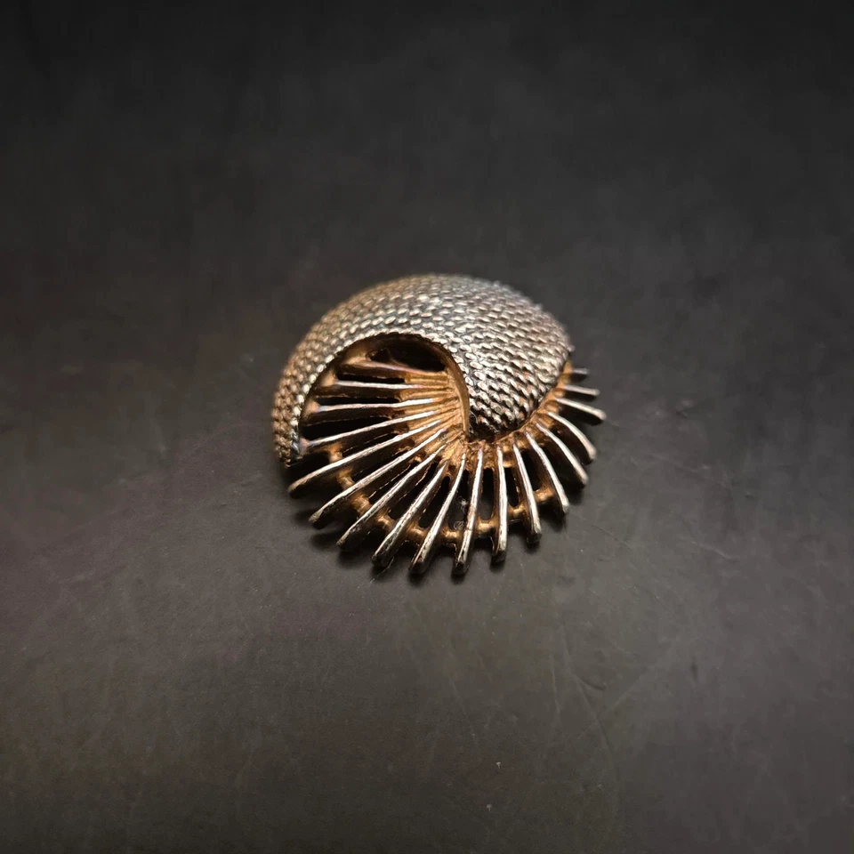 Skulpturale Vintage Brosche – Halbmuschel-Design in Bi-Color - Bild 3 von 4