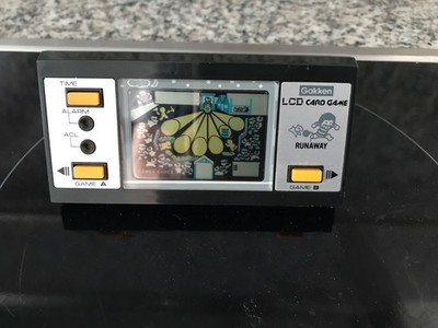 Gakken RUNAWAY Handheld LCD Card Game Vintage 1982