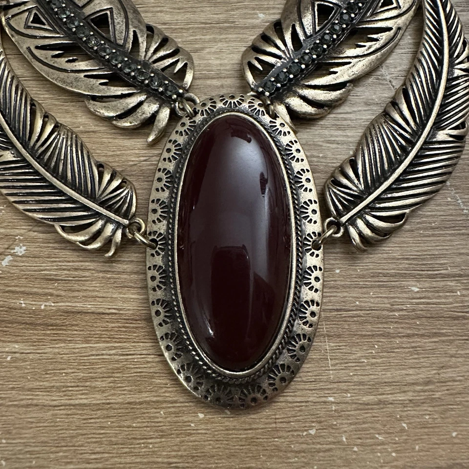 OLIVIA WELLES Pluma Babero Collar Borgoña Foto 2 de 4