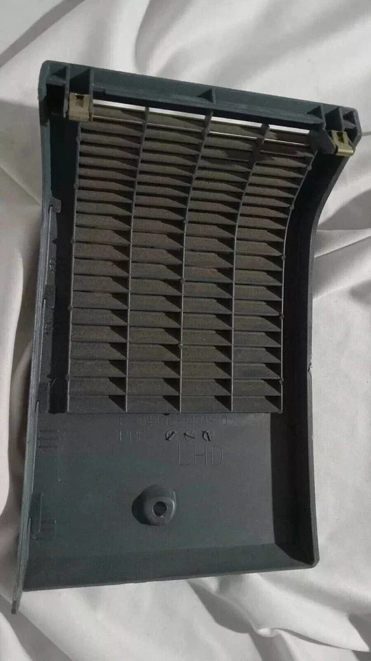 Pickup Isuzu 1985-1995 panel de ajuste inferior lado de pasajeros OEM Foto 3 de 4