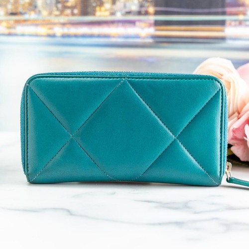Chanel 19 Lambskin Matelasse Round Zip Green Wallet Number 30 - Picture 3 of 10
