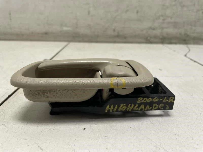 Toyota Highlander 2006 HV manija de puerta interior trasera izquierda con bisel embellecedor marfil Foto 2 de 4
