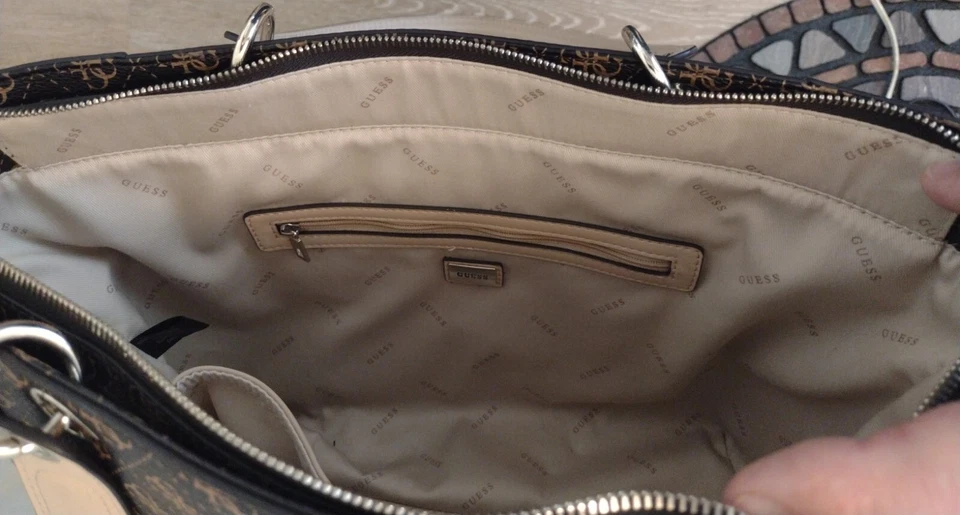 GUESS Cartera EST 1981 Bolso de Mano Bolso de Hombro Para Mujer Guess Hobo Bolso EE. UU. NUEVO SIN ETIQUETAS COMO NUEVO Foto 4 de 4