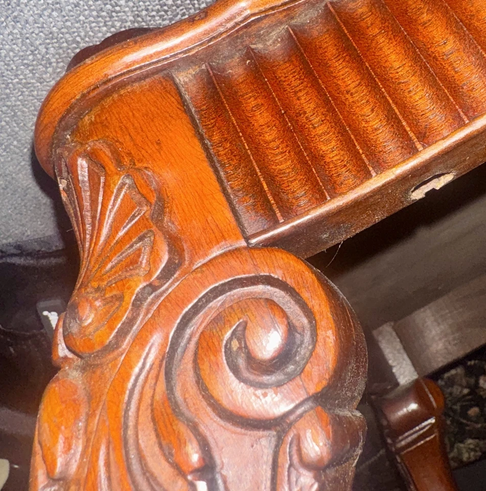 Mesa auxiliar vintage de caoba Chippendale Revival tallada concha rodillas/pies de garra Foto 3 de 4