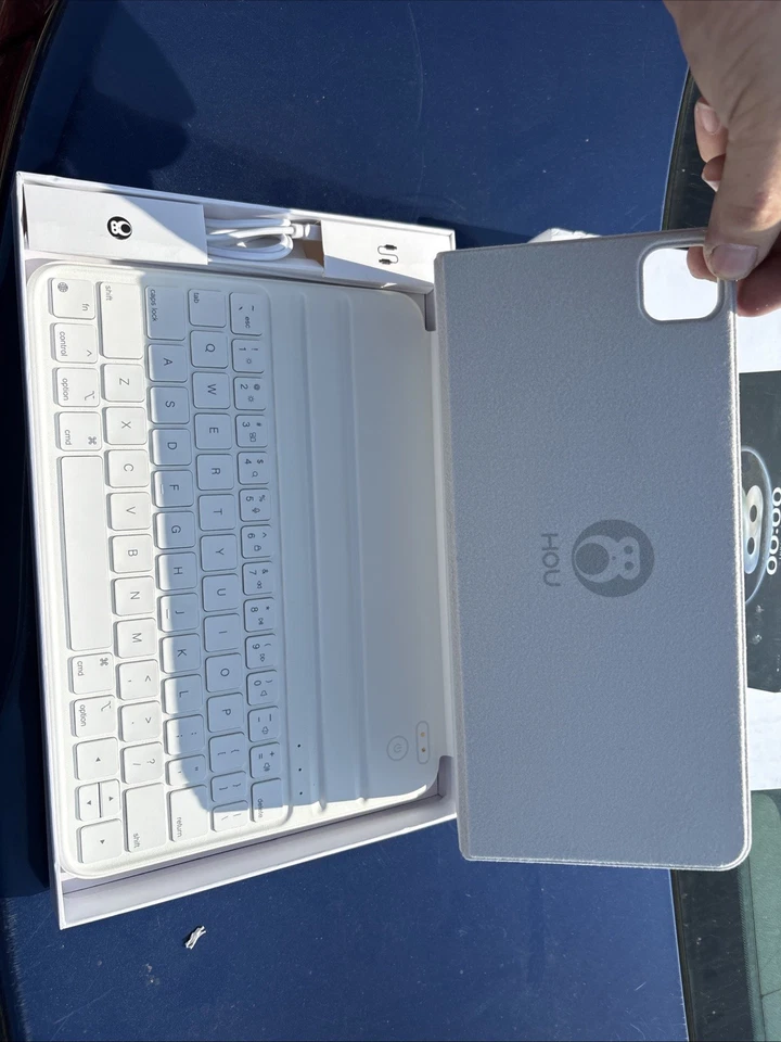 Magnetic Keyboard Case for iPad 10th Generation 10.9-inch 2022 - Image 3 of 3