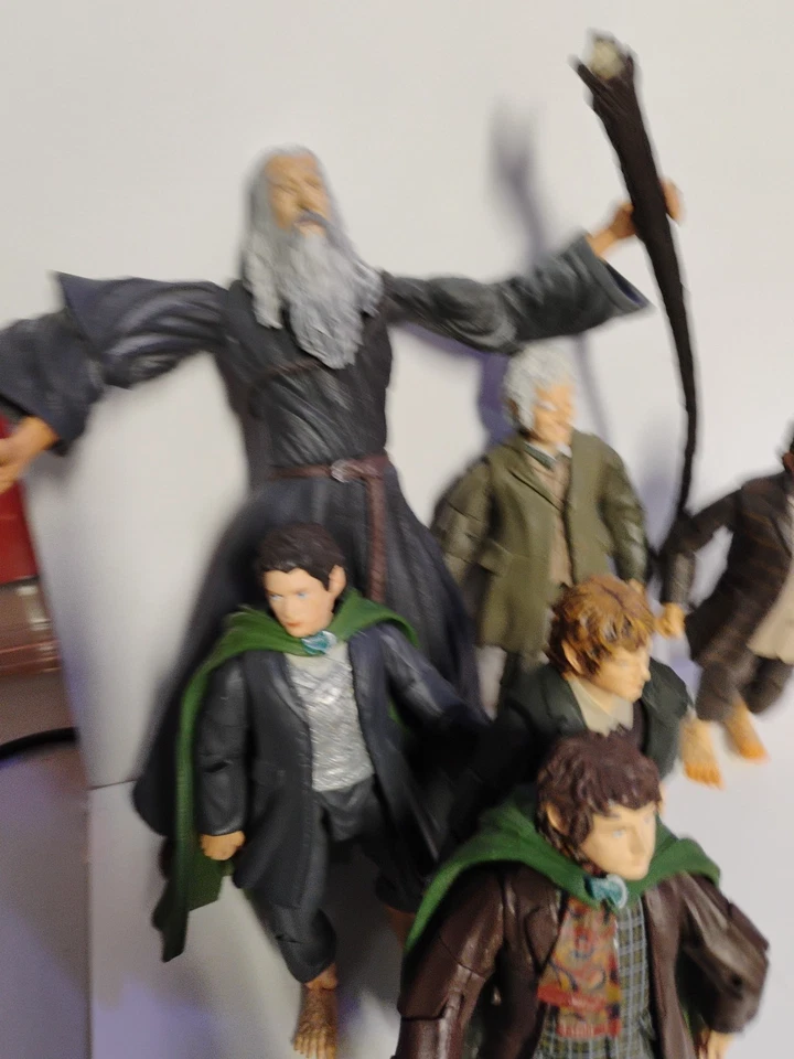 Lote de figuras de El Señor de los Anillos Gandalf y toda la pandilla 4,25" Marvel usadas Foto 2 de 4