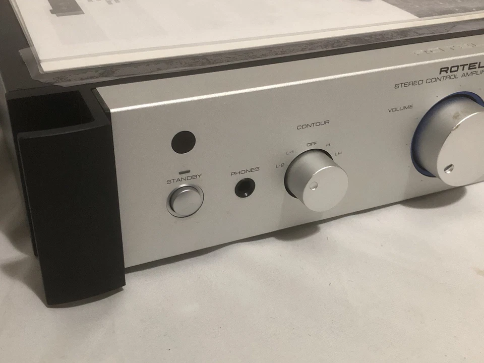 Amplificador de Control Estéreo ROTEL RC-1070 Plateado Con Control Remoto Y Manual Sin Caja Foto 4 de 4