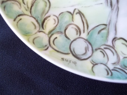  Vintage 70's  signed  Cute Big Eye Girl w/ Flower Hat  Decorated Plate  - Picture 3 of 5
