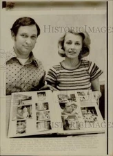 1975 Press Photo Richard & Jodie Darragh display album of South Vietnam orphans