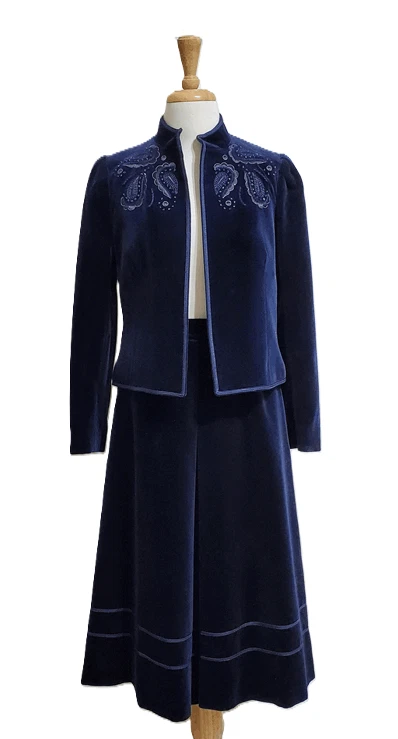 De Colección Años 80 LOUIS FERAUD Mujeres Traje Falda Chaqueta Azul Terciopelo Apliques Ribete Plisado S M Foto 2 de 4