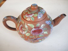 ältere kleine Handgemachte und Handbemalte Teekanne aus Ton, gemarkt