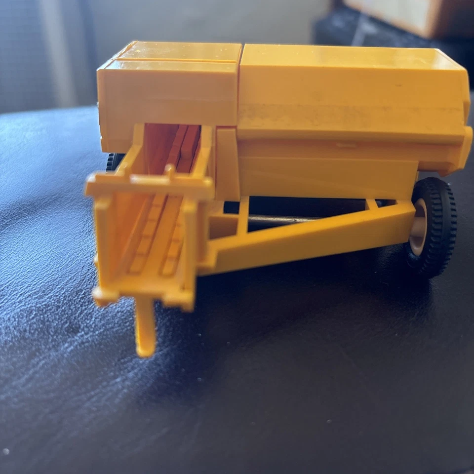 Britains Farm New Holland 940 Hay Baler For Tractor Model 9556 w/ 4 Hay Bales - Image 4 of 4