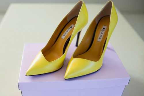 yellow pumps size 7