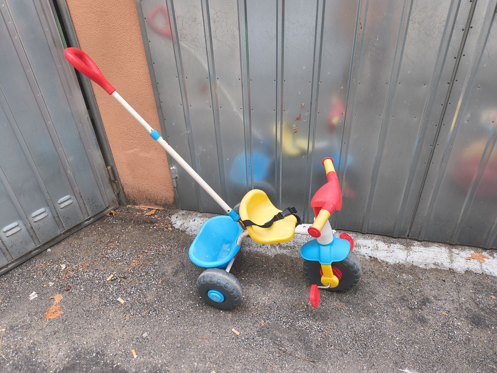 Triciclo per bambini con maniglione di spinta blu giallo rosso