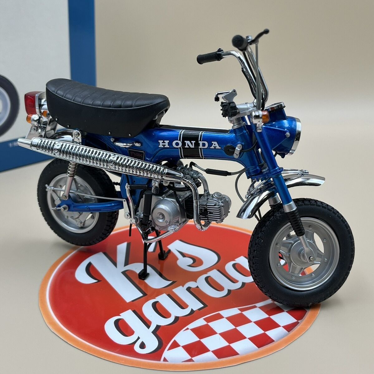 EBBRO 1/10 Honda Dax ST50 metallic blue 1969 Japan Diecast EBBRO 1/10 Honda Dax ST50 metallic blue 1969 Japan Diecast