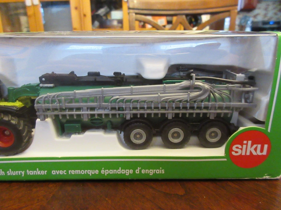 1:87 Claas Xerion with Slurry Tanker HO Scale Farm Tractor - Image 3 of 4
