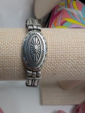 Pulsera de cuero trenzado Brighton con centro ovalado tono plata grabado