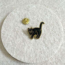 Vintage Gold Tone Black Cat Tail Up Curios Animal Lapel Accessory Pin
