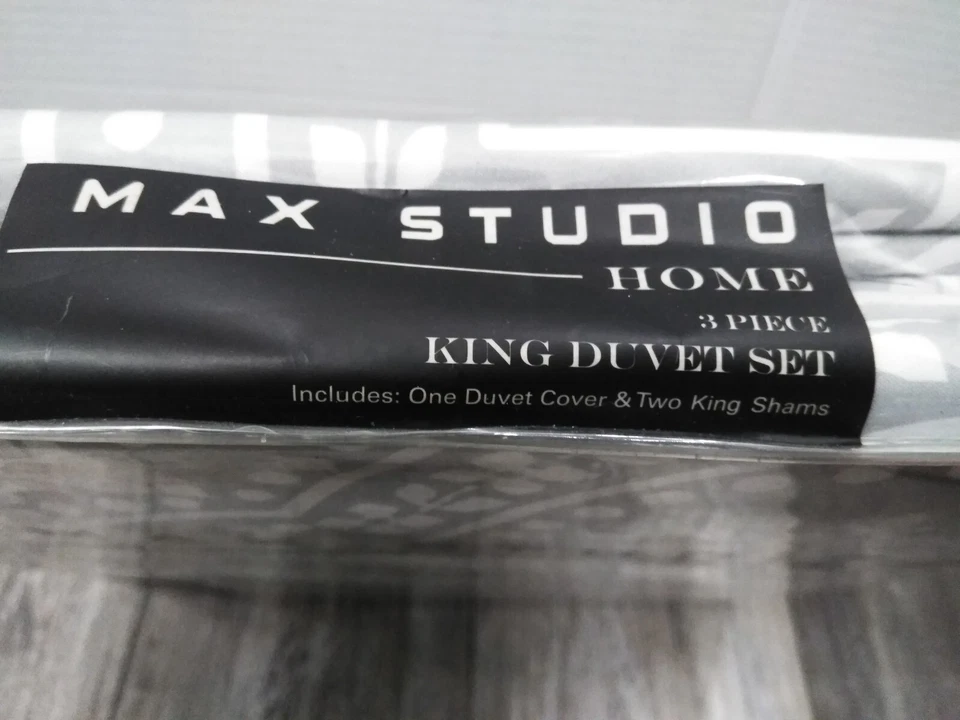 Juego de edredón Max Studio Home King size 3 piezas REVERSIBLE, GRIS Y BLANCO (NUEVO) Foto 4 de 4