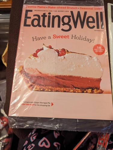 3 Magazines Eating Well Oct 2021, December 2021 (New), & March 2022 - Retired - Foto 3 di 10