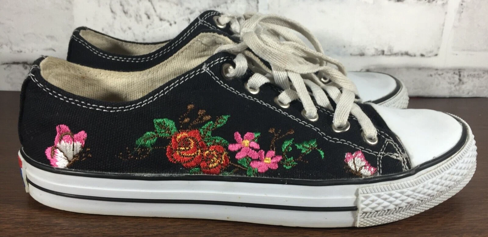 Chuck Taylors Converse All Stars nere ricamate con fiori bambini taglia 7