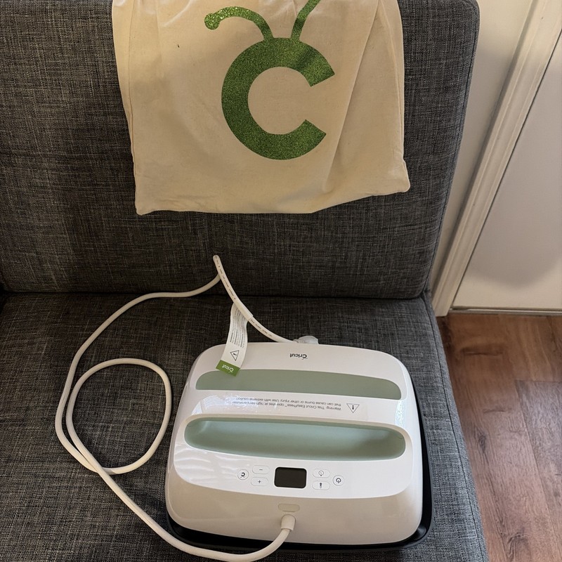 Cricut EasyPress 2 Heat Press 12x10 LIGHTLY USED w/ Accessories
