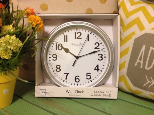 white wall clock - Picture 1 of 3
