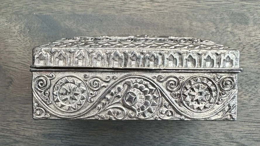 Antigua baratija de cigarrillo japonesa elefante de metal plateado caja asiática con forro de madera Foto 3 de 4