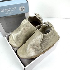 Scarpa culla nuova con scatola Robeez suola morbida graziosa oro perlato fiocco metallizzato 18-24 mesi bambino