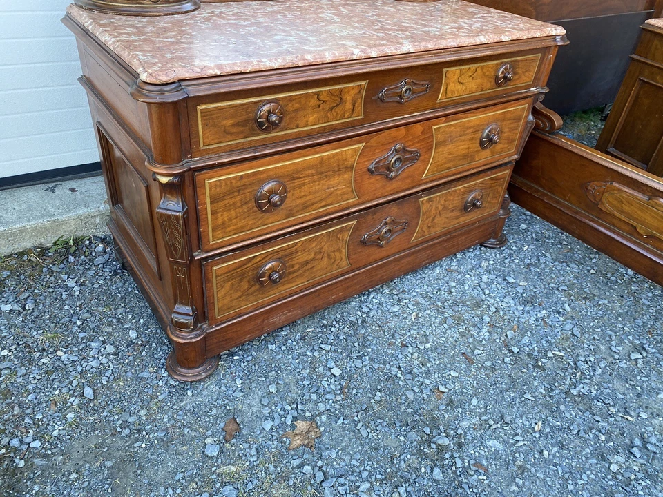 RENACIMIENTO 3 PIEZAS. JUEGO DE DORMITORIO DE NOGAL Y BURL CON PLACAS DE PORCELÁNICO Foto 4 de 4