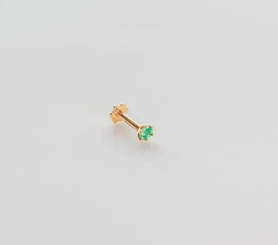 Pin perforador de perno con tornillo de nariz tragus hélice esmeralda natural de 0,05 quilates de oro amarillo de 14 quilates Foto 2 de 4