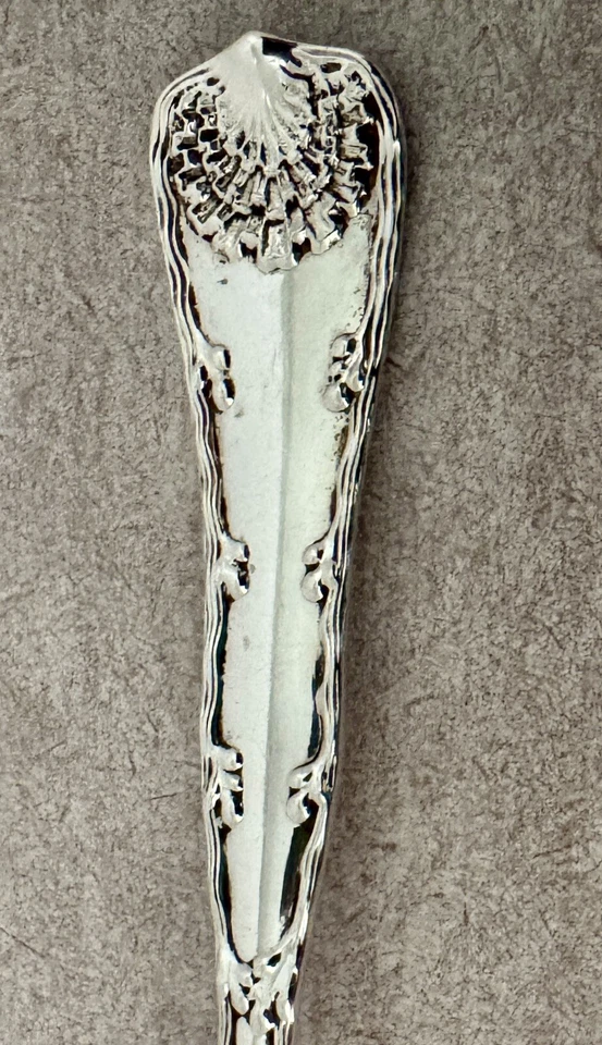 CUCHARA DE POSTRE SOPA OVALADA DE 7” ESTERLINA PATRÓN BORDE ONDULADO TIFFANY SIN MONOGRAMAS Foto 2 de 4