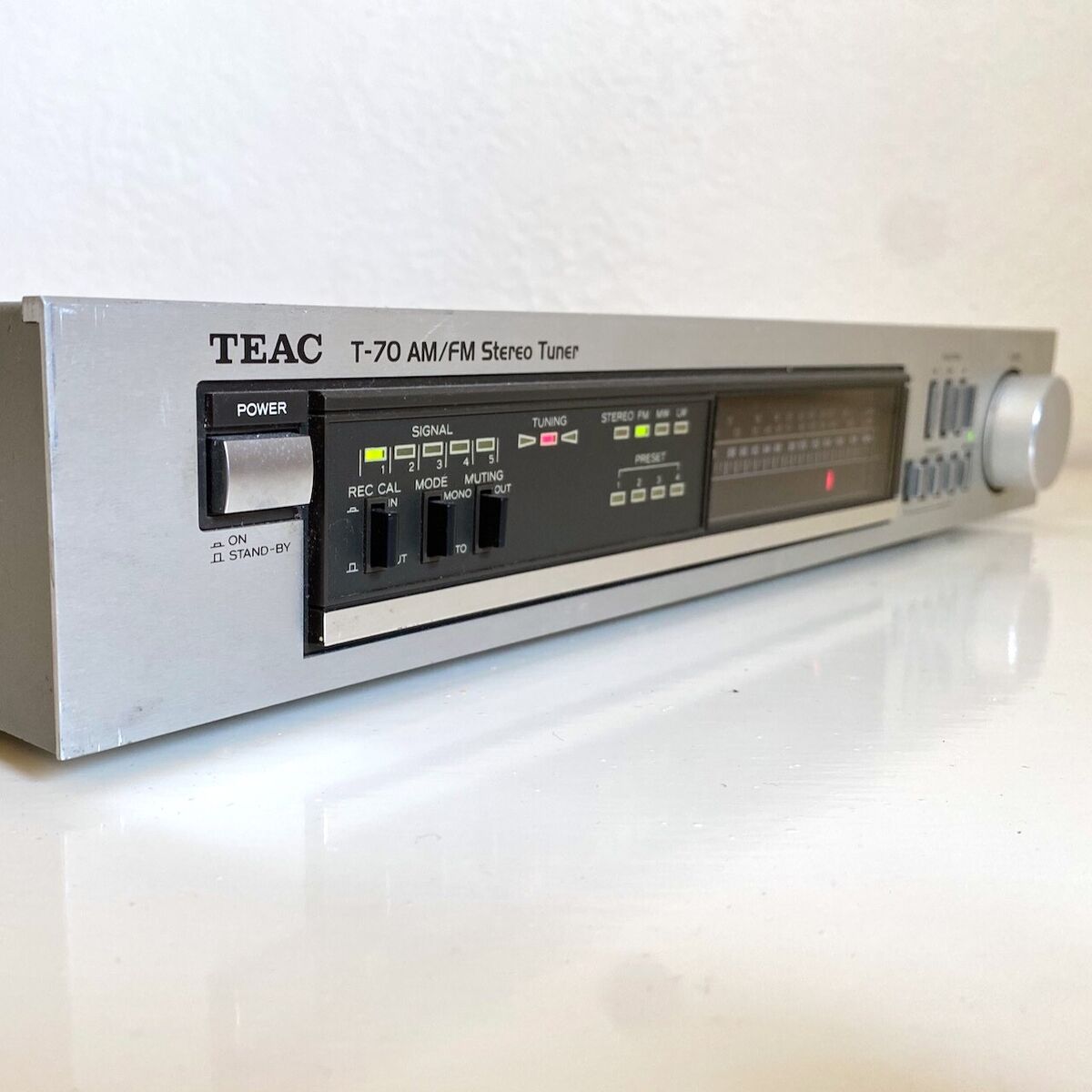 Vintage TEAC T-70 AM/FM Stereo Tuner - High Quality - Japan Vintage TEAC T-70 AM/FM Stereo Tuner - High Quality - Japan