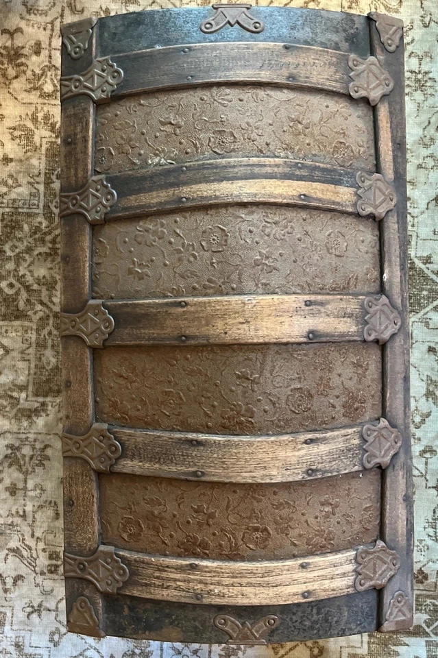 Antiguo baúl de vapor con cúpula Camelback, roble y lata en relieve, vintage, ruedas Foto 3 de 4