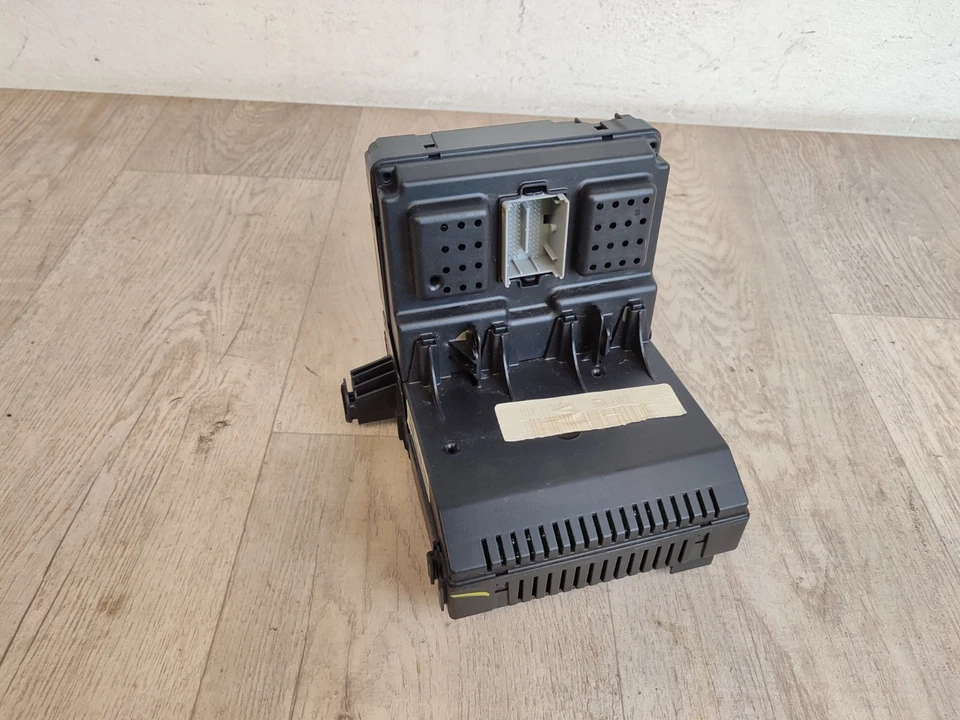 Scatola fusibili anteriore CEM VOLVO S60 I V70 II XC70 XC90 I 31394157 30786890 - Immagine 2 di 3